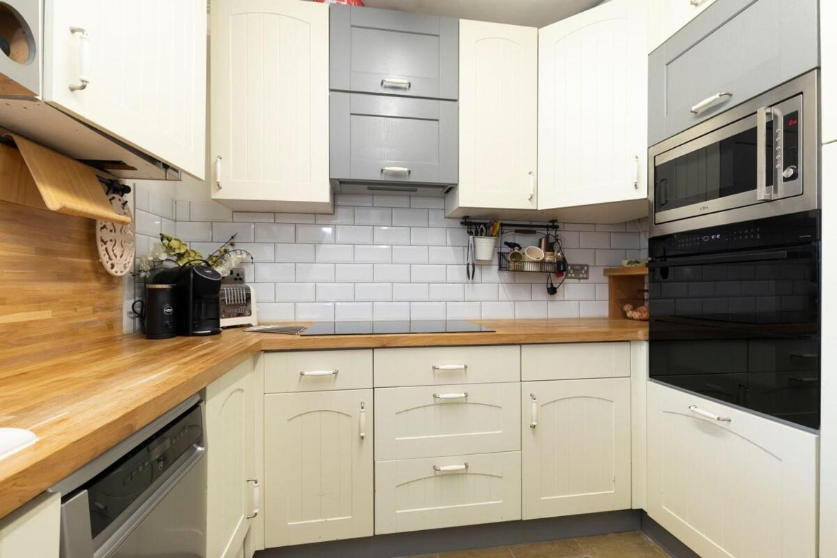 Fantastic 3-bed For The Gold Cup With Hot Tub Holiday home Cheltenham