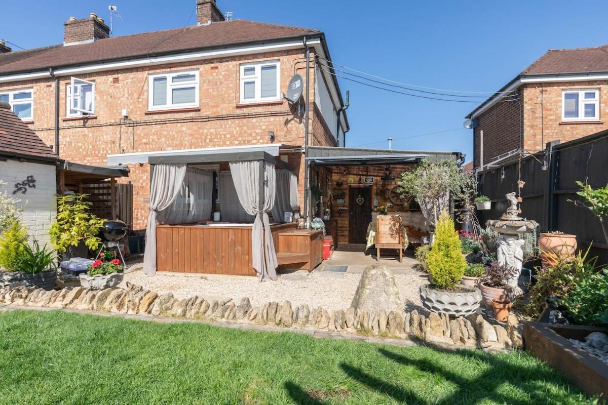 Fantastic 3-bed For The Gold Cup With Hot Tub Holiday home