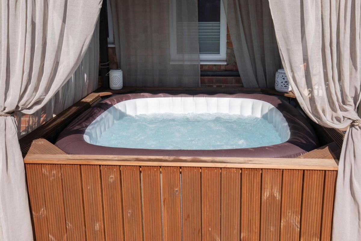 Fantastic 3-bed For The Gold Cup With Hot Tub *