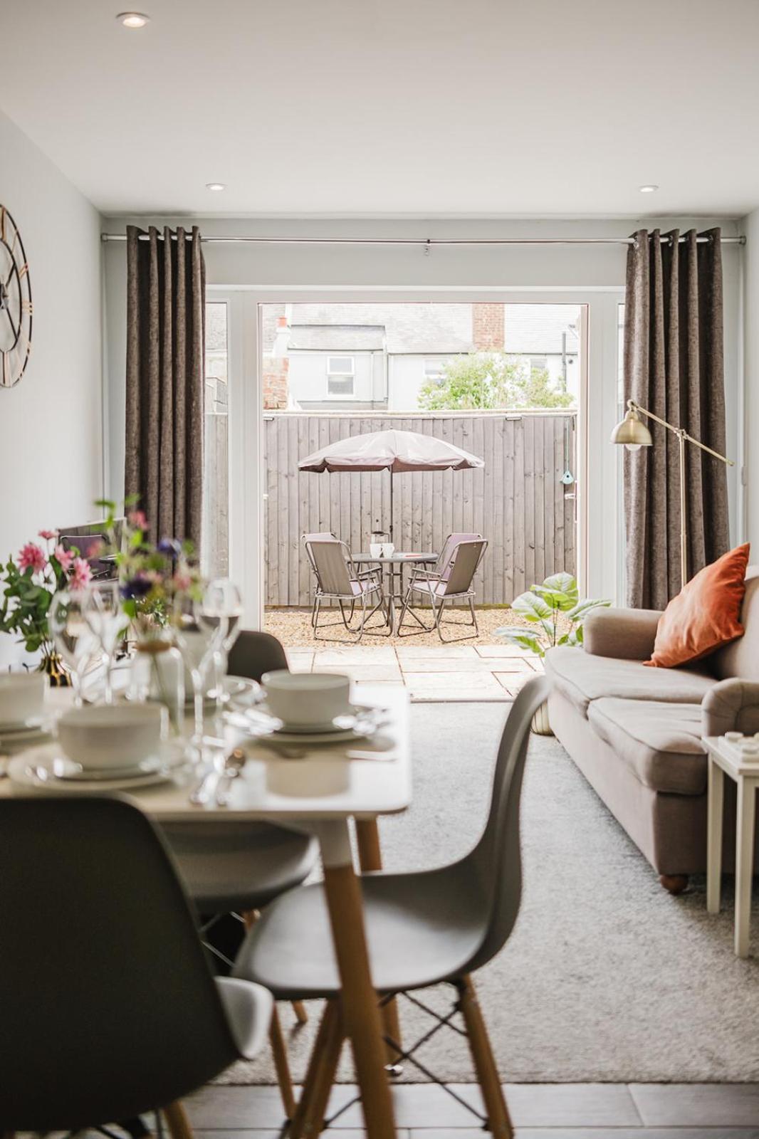 The Nook, Fairview, Town Centre-parking & Garden Holiday home