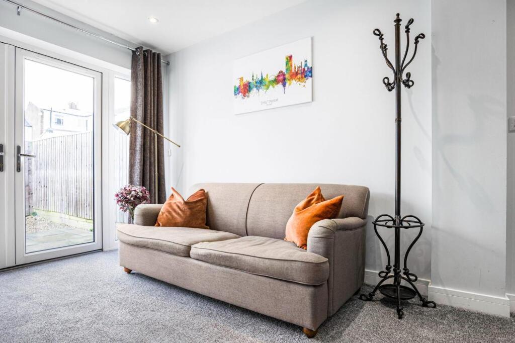 The Nook, Fairview, Town Centre-parking & Garden Holiday home *
