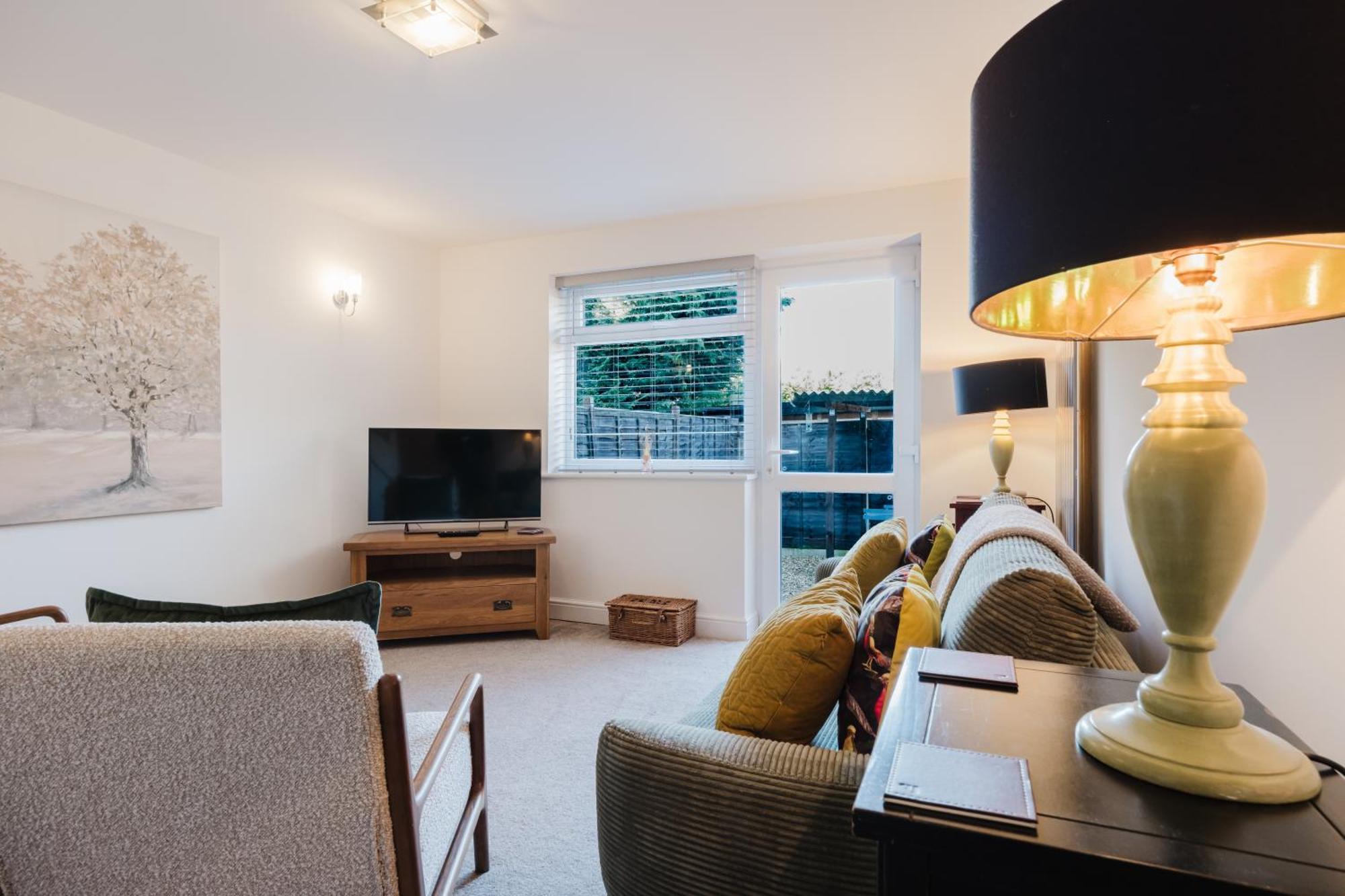 Corner House - Bright 2 Bed In Cheltenham Apartment