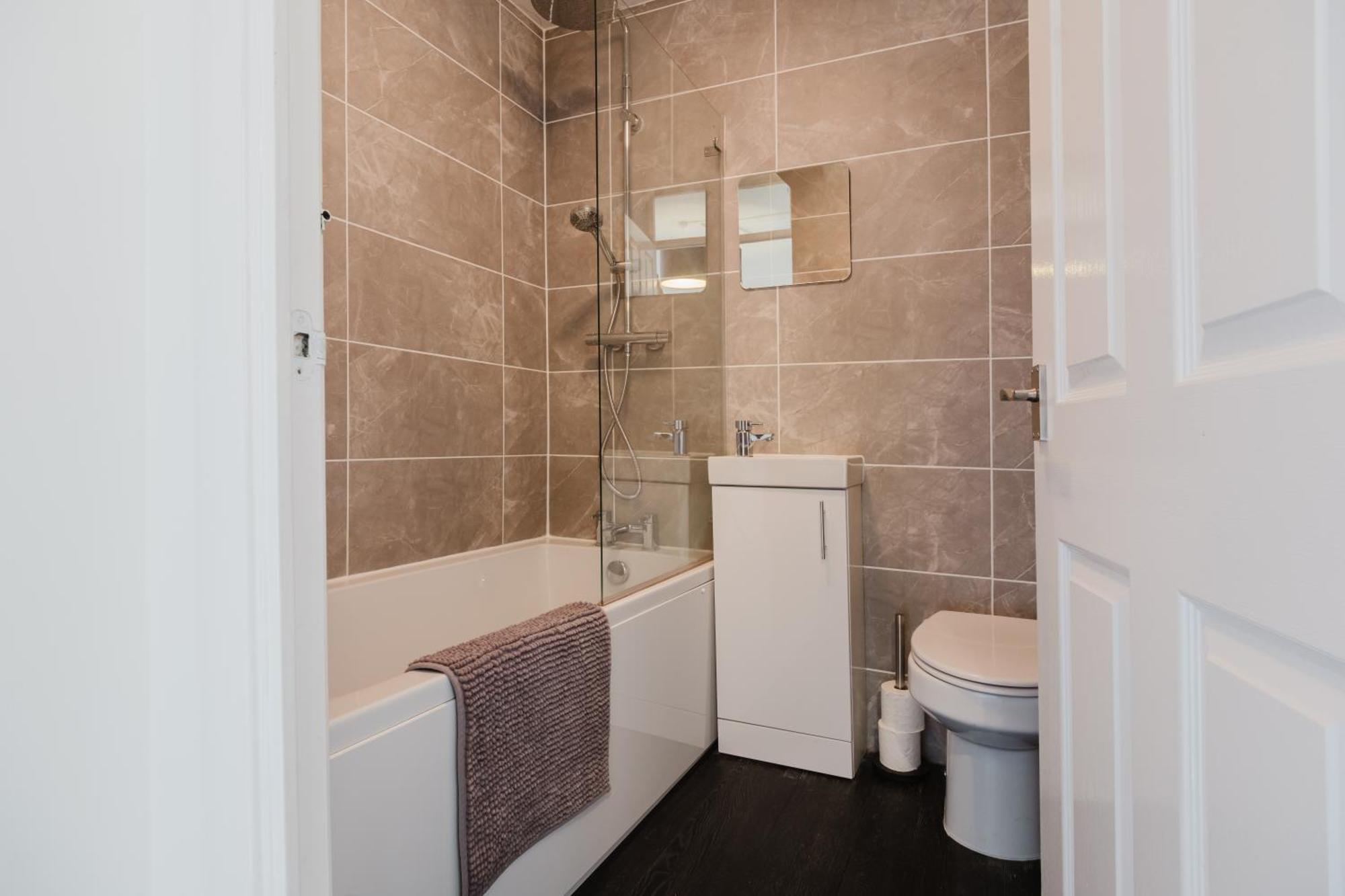 Corner House - Bright 2 Bed In Cheltenham