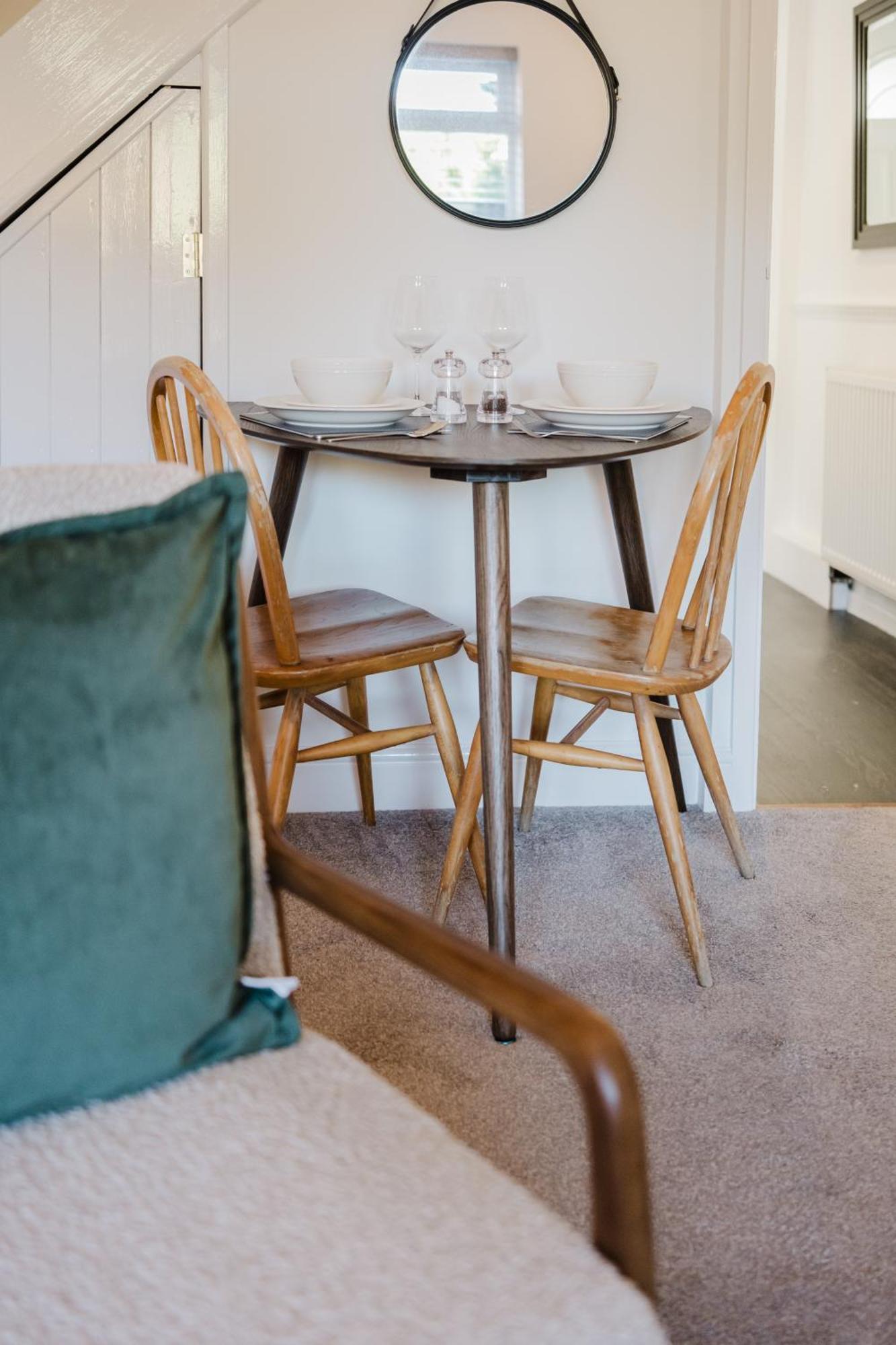 Corner House - Bright 2 Bed In Cheltenham Apartment