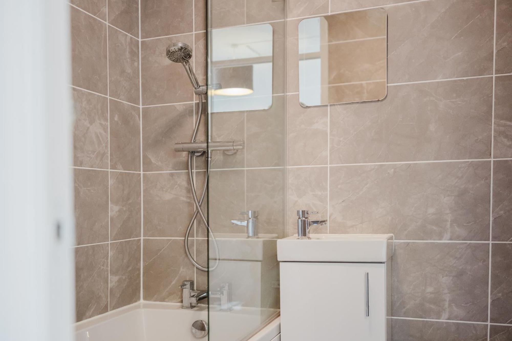 Corner House - Bright 2 Bed In Cheltenham Apartment *