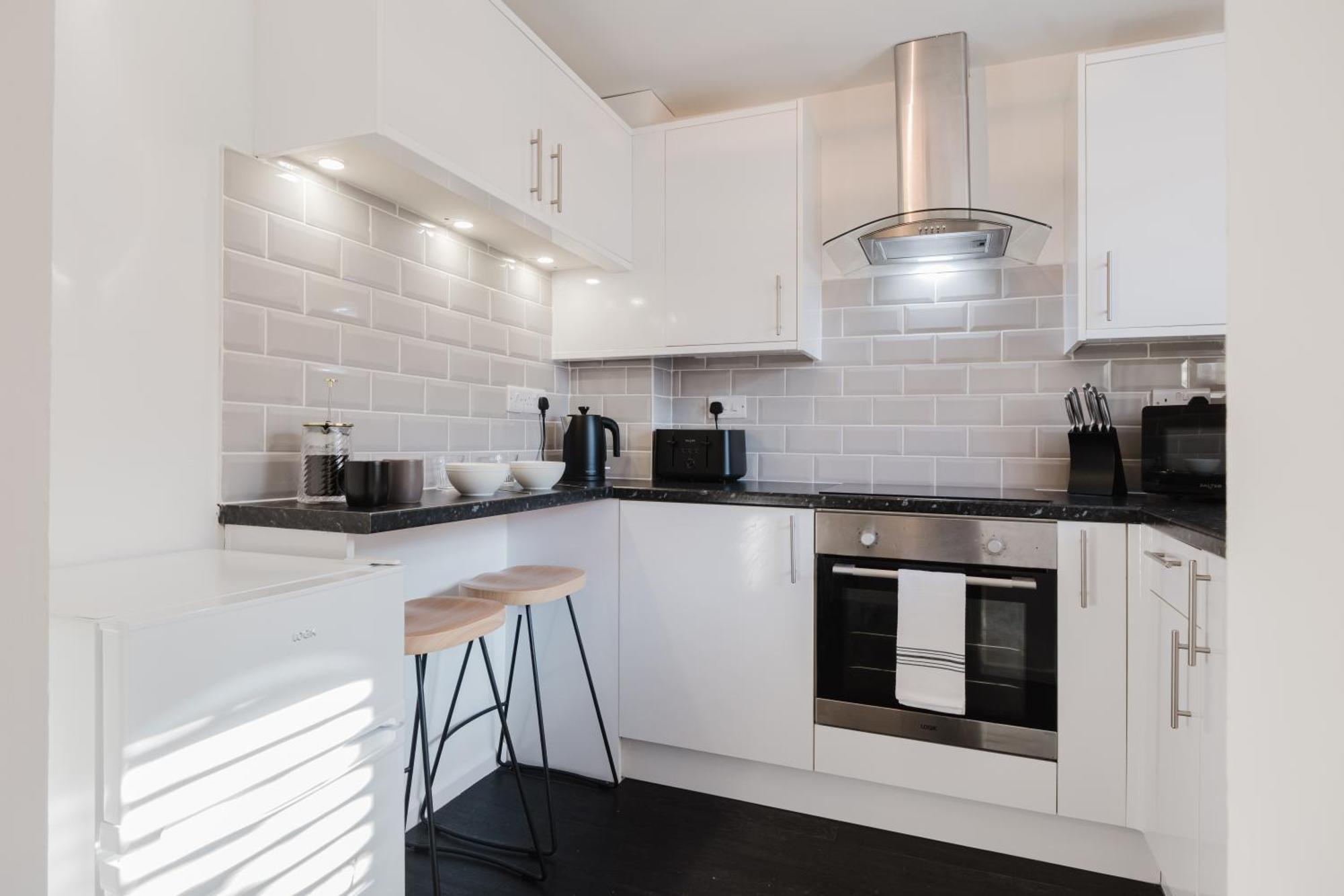 Corner House - Bright 2 Bed In Cheltenham *