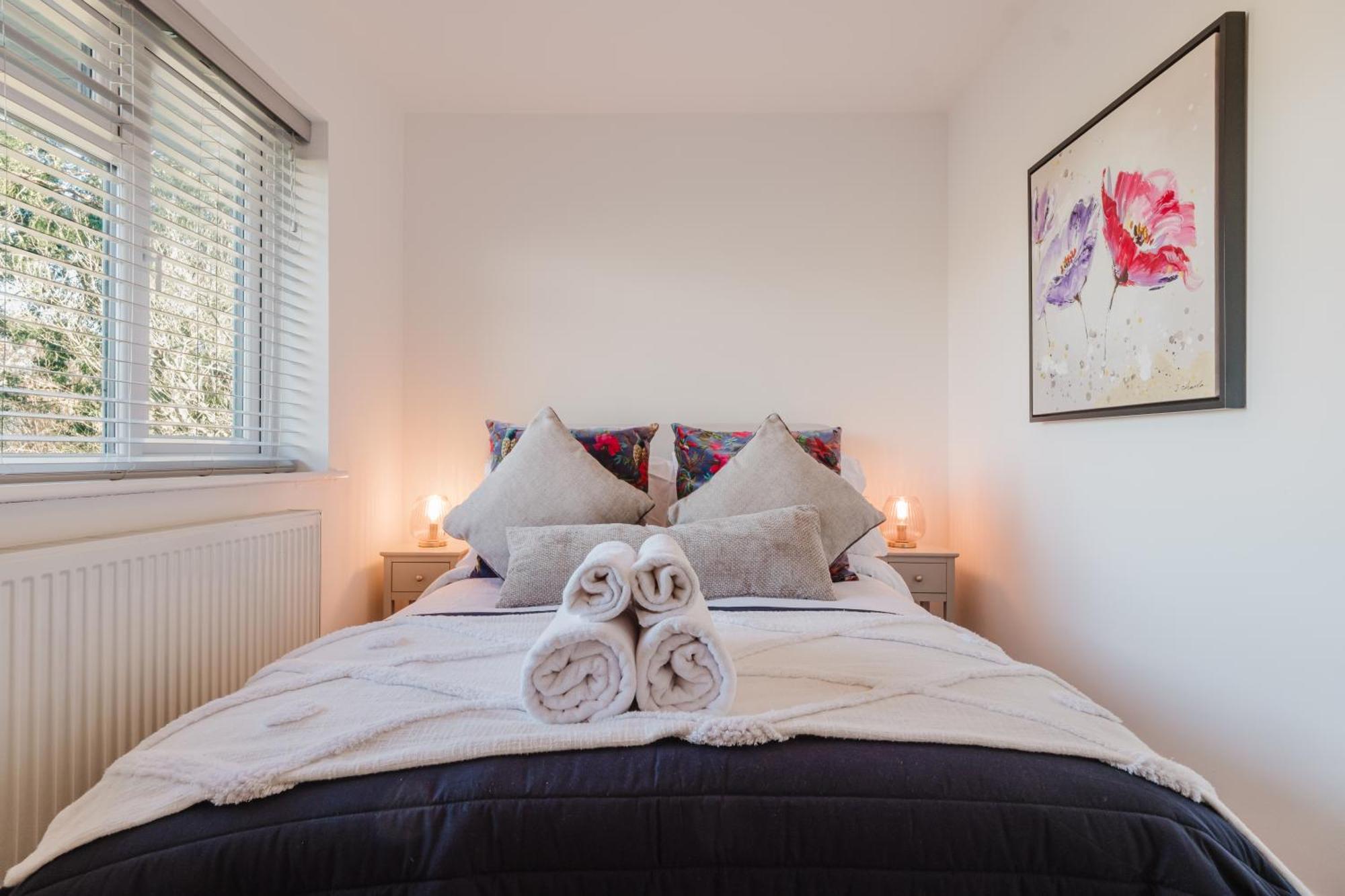 Corner House - Bright 2 Bed In Cheltenham *