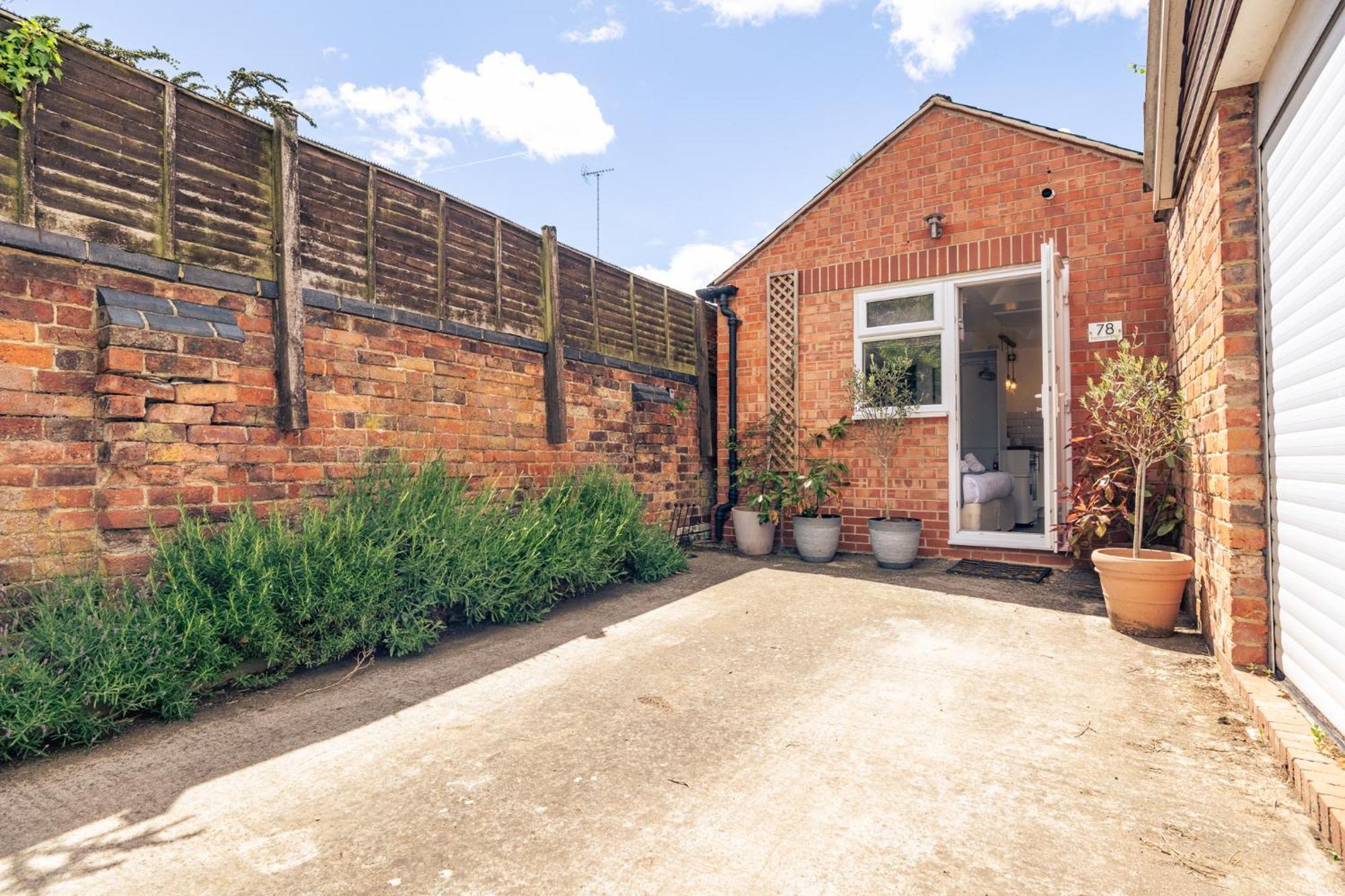 Gorgeous Townhouse With Garden & Open Living *