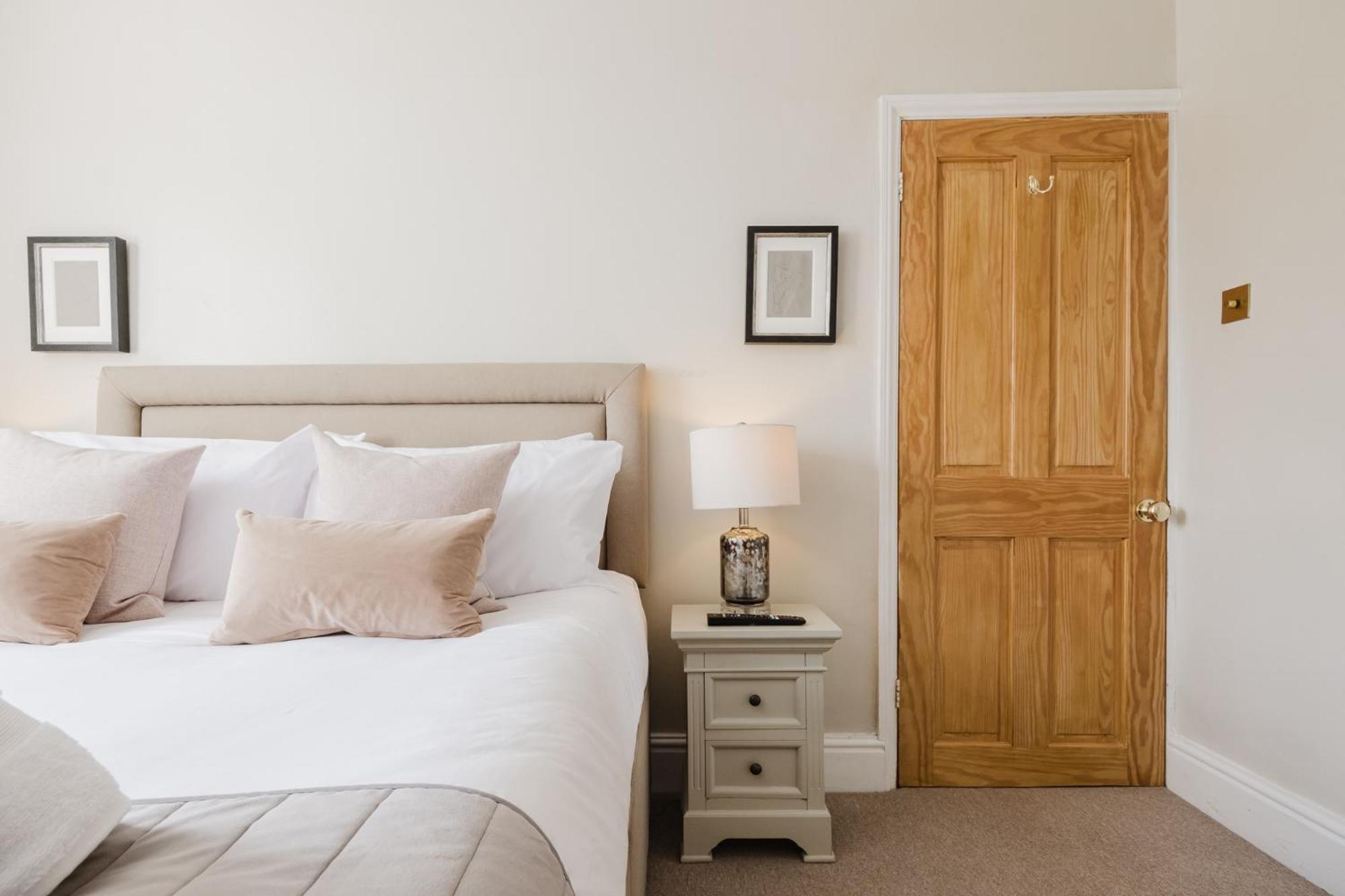 Gorgeous Townhouse With Garden & Open Living *