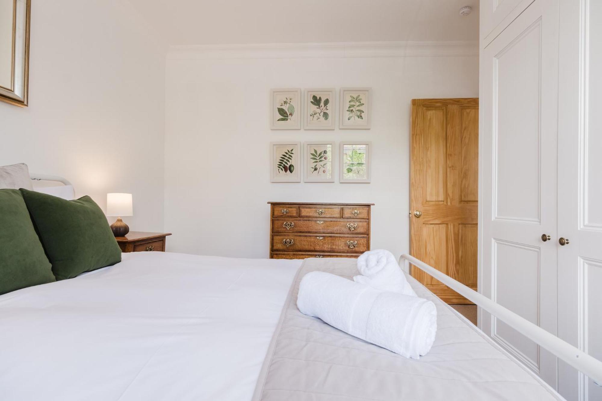 Gorgeous Townhouse With Garden & Open Living *