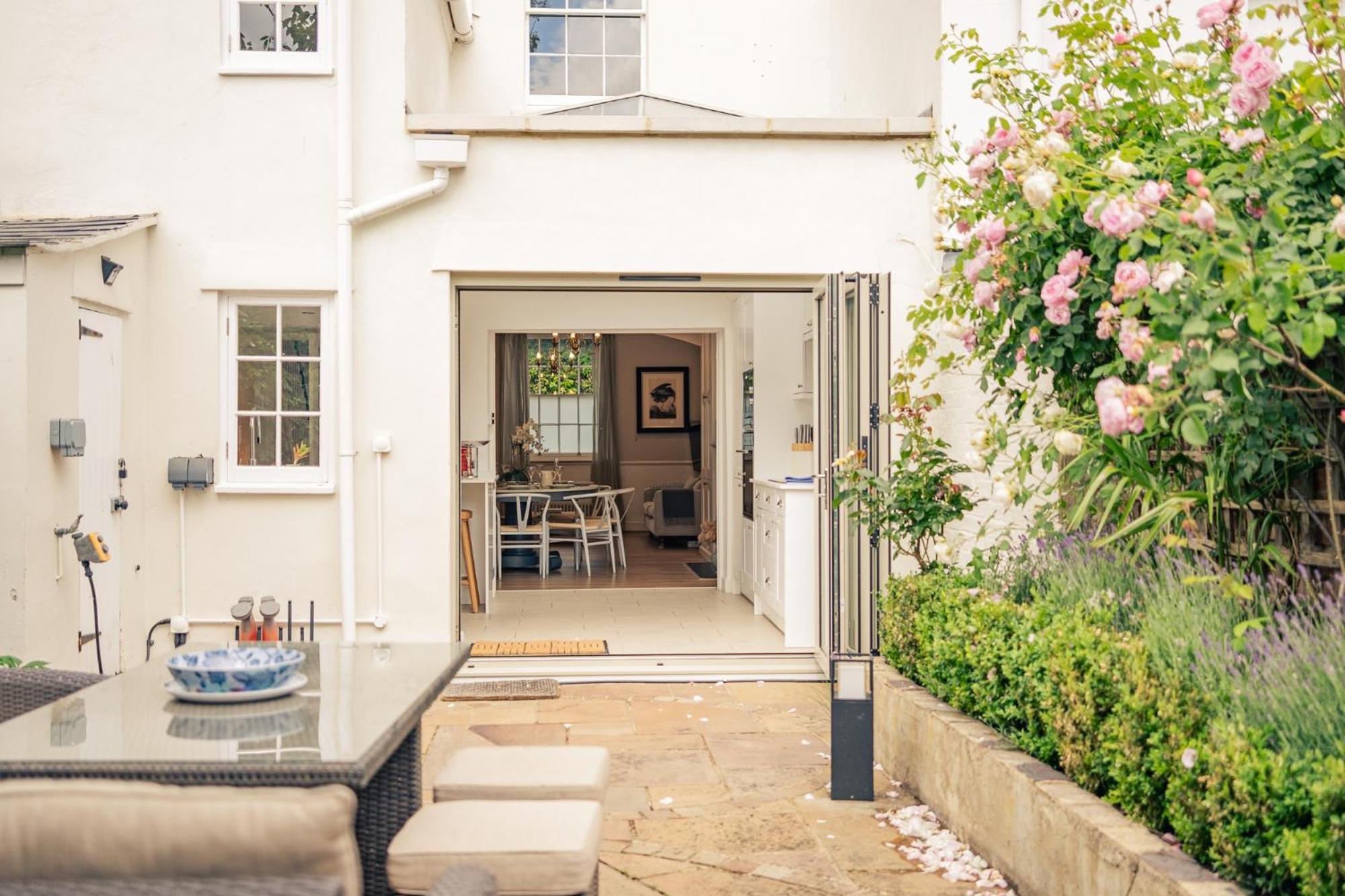 Gorgeous Townhouse With Garden & Open Living Apartamento