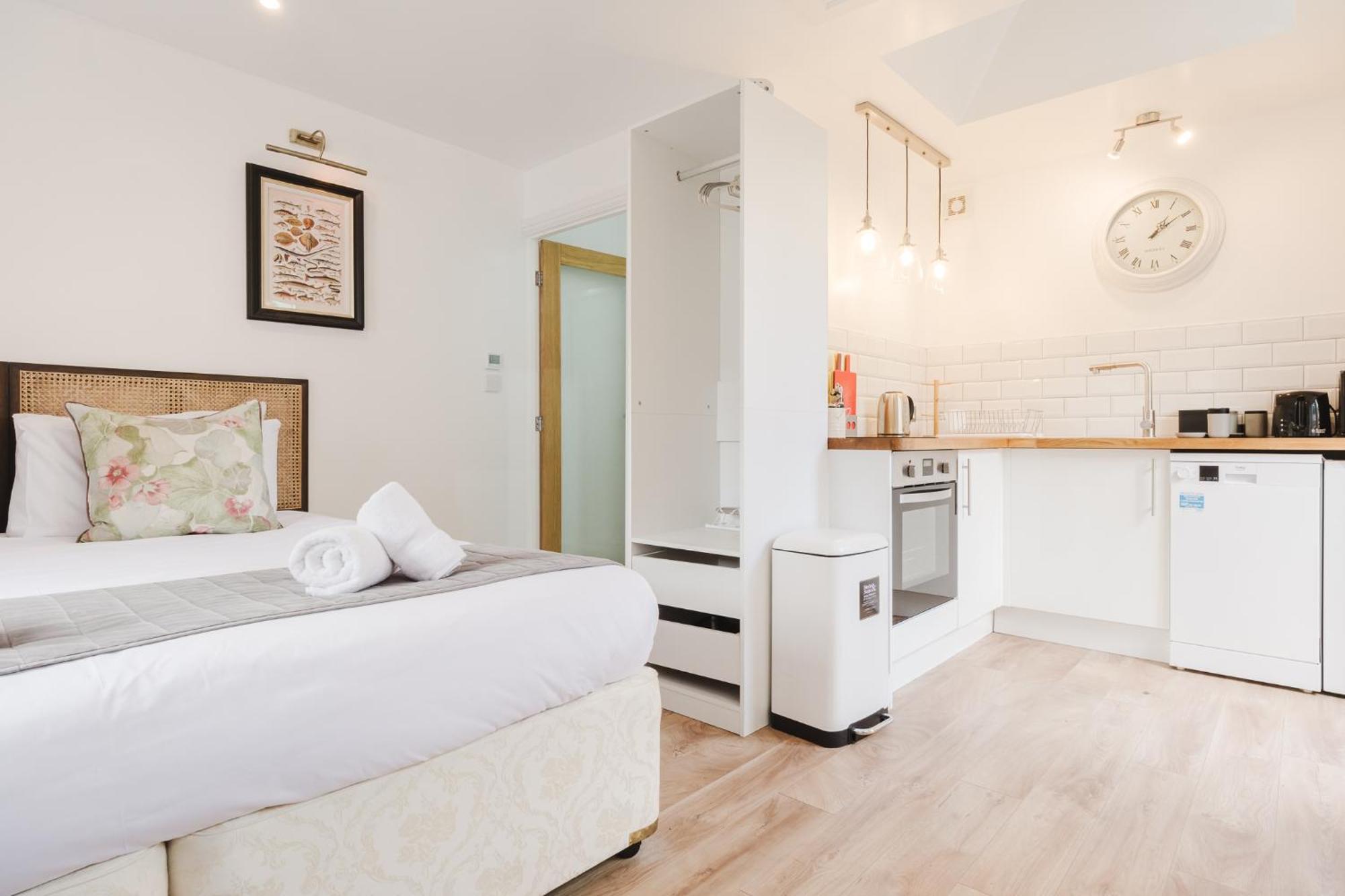 Gorgeous Townhouse With Garden & Open Living Cheltenham