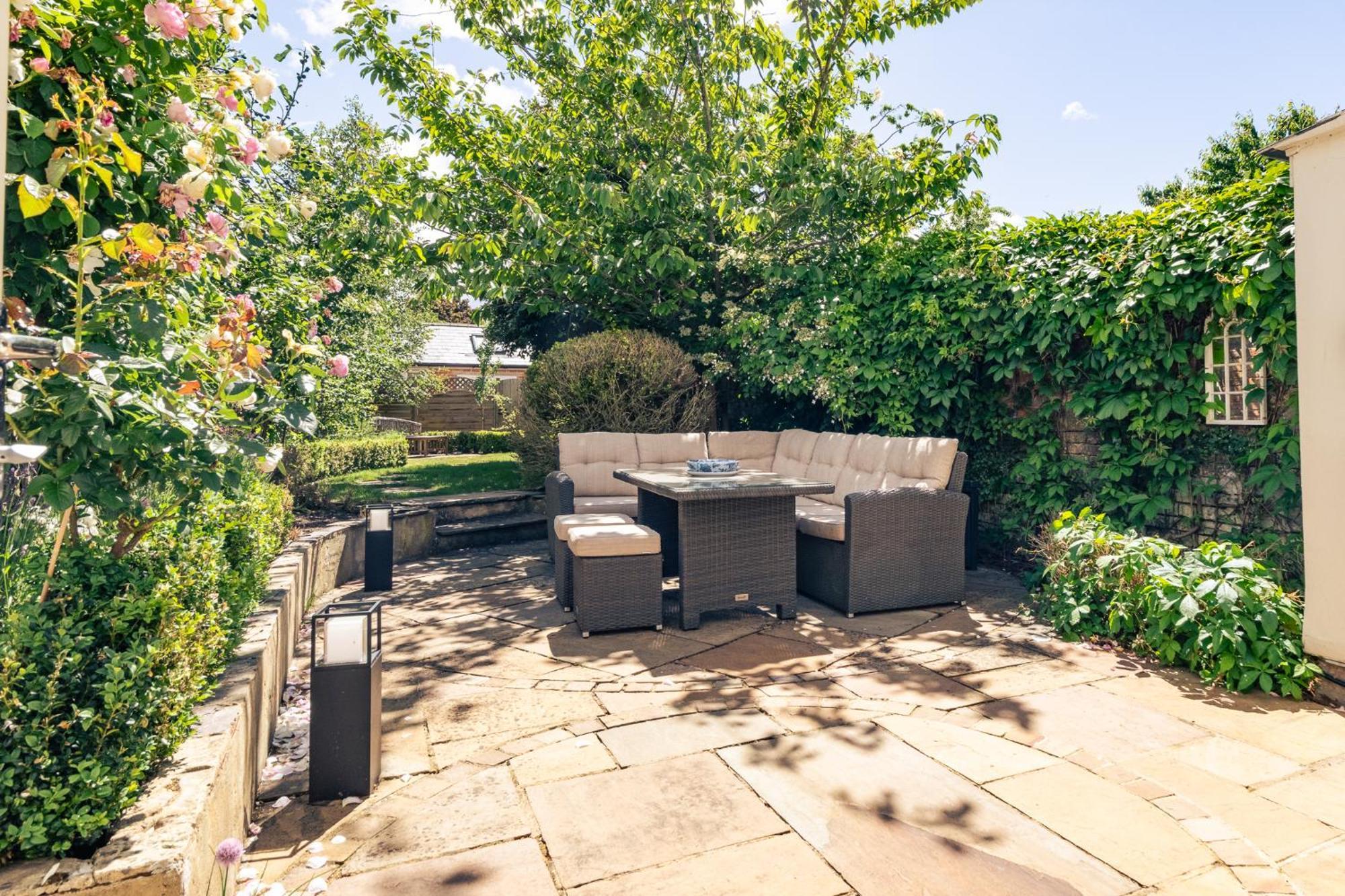Gorgeous Townhouse With Garden & Open Living *