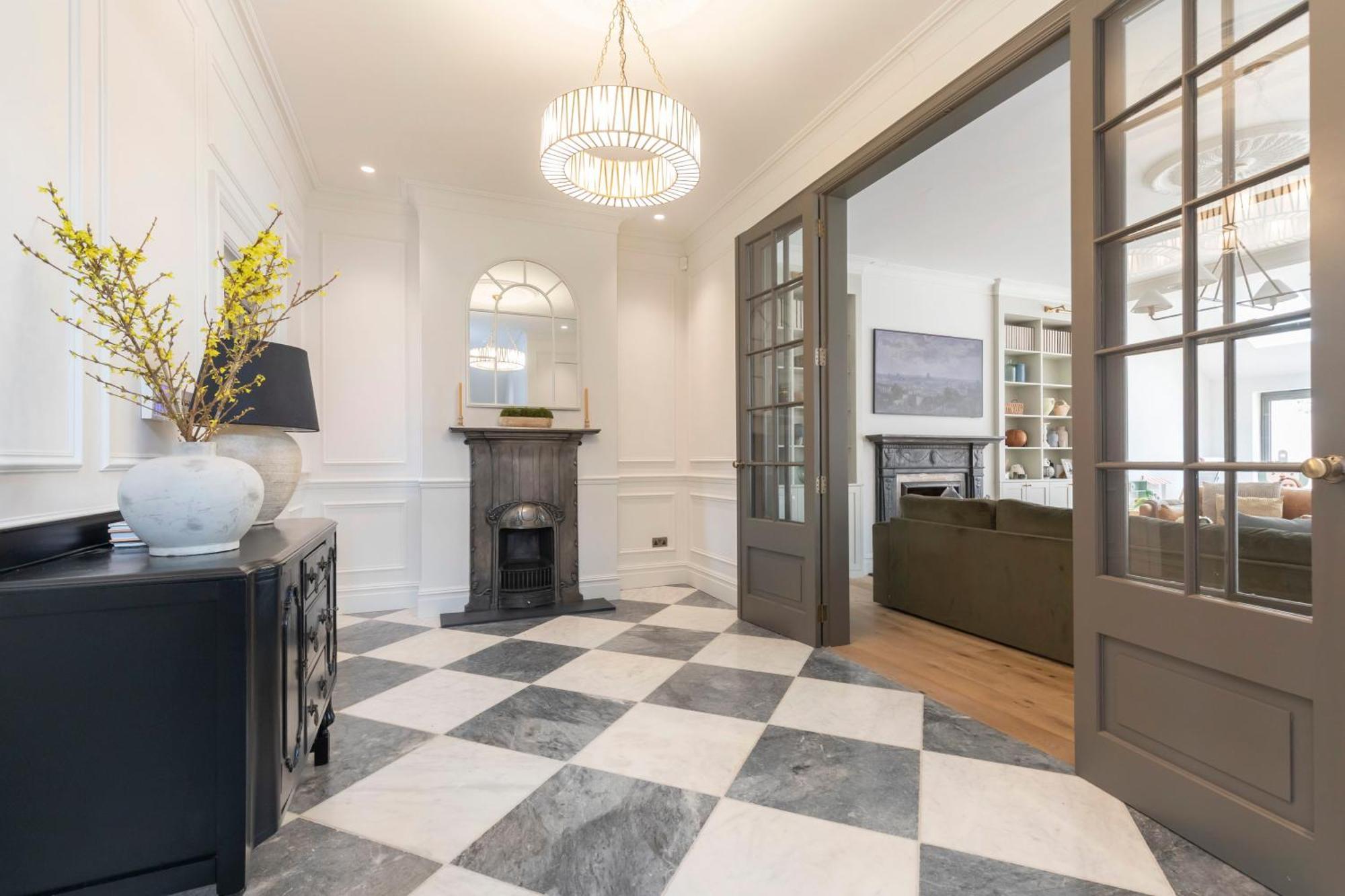 Luxury 6 Bedroom Period With Sauna And Gym Villa