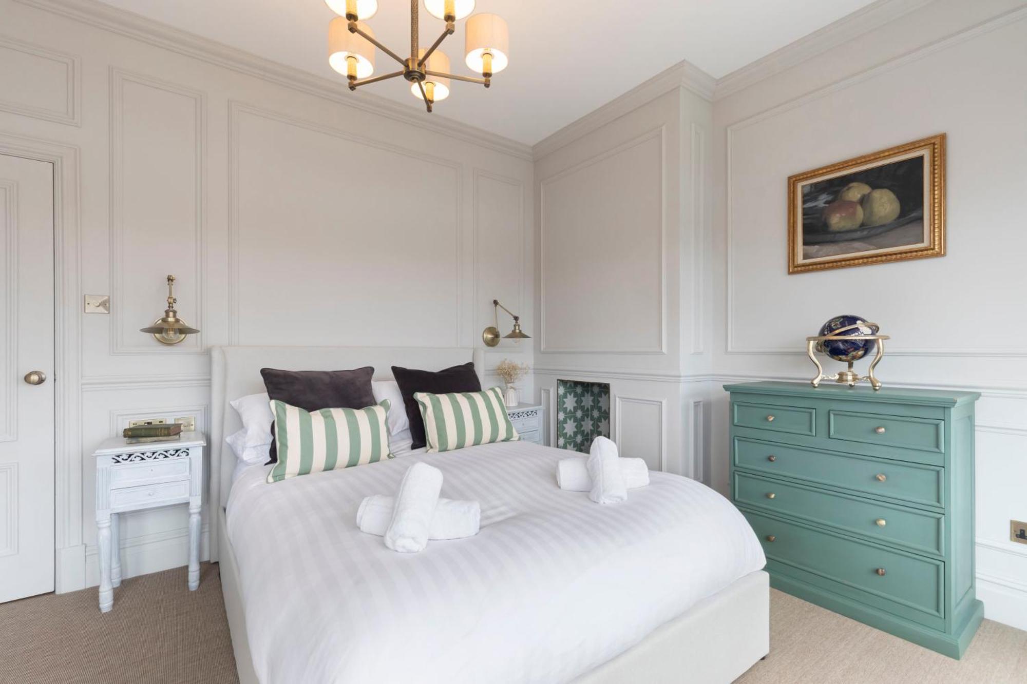 Luxury 6 Bedroom Period With Sauna And Gym * Cheltenham