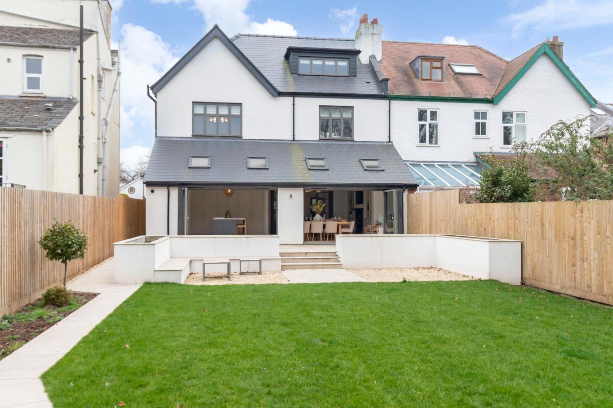 Luxury 6 Bedroom Period With Sauna And Gym