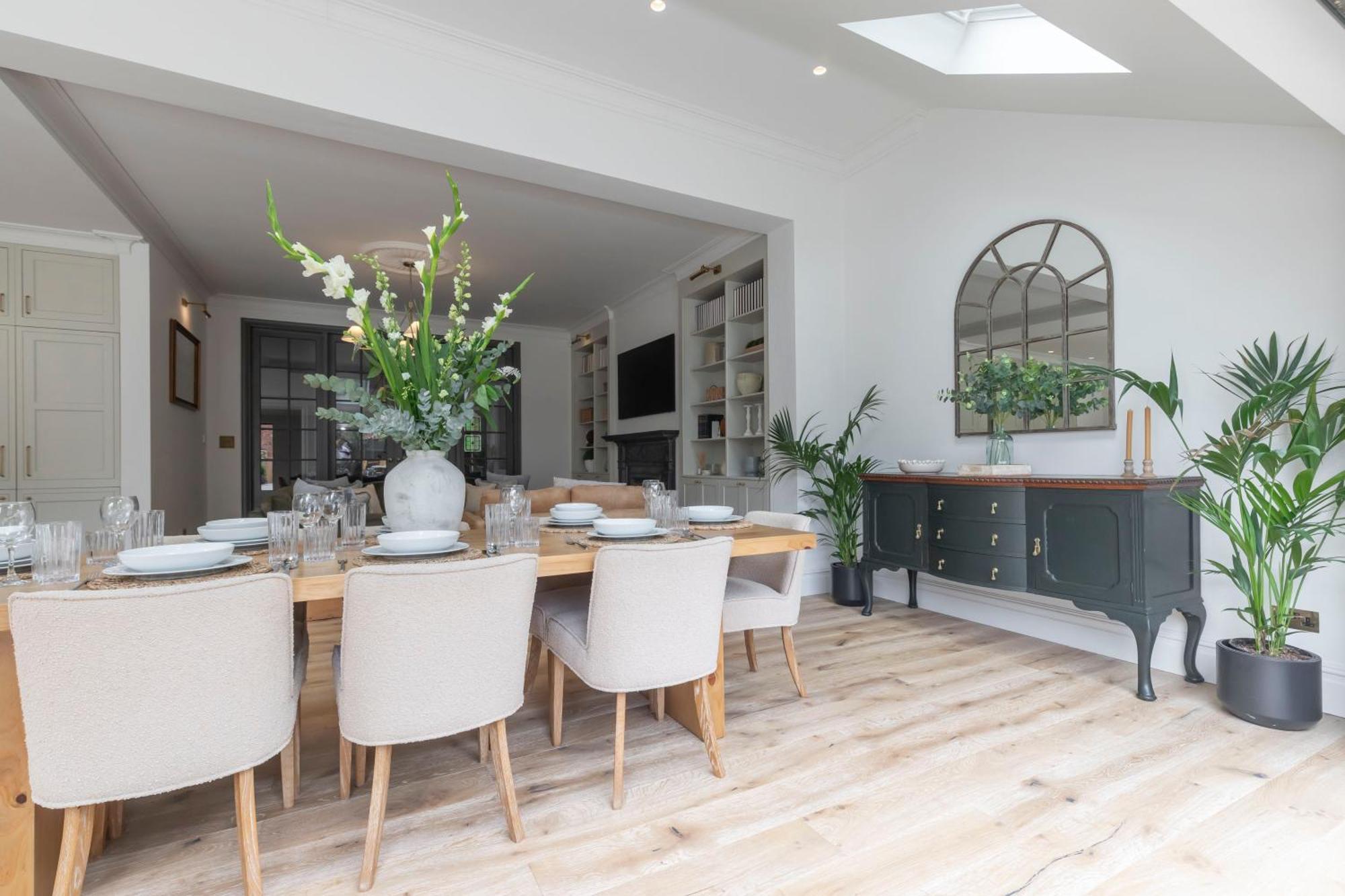 Luxury 6 Bedroom Period With Sauna And Gym Villa Cheltenham