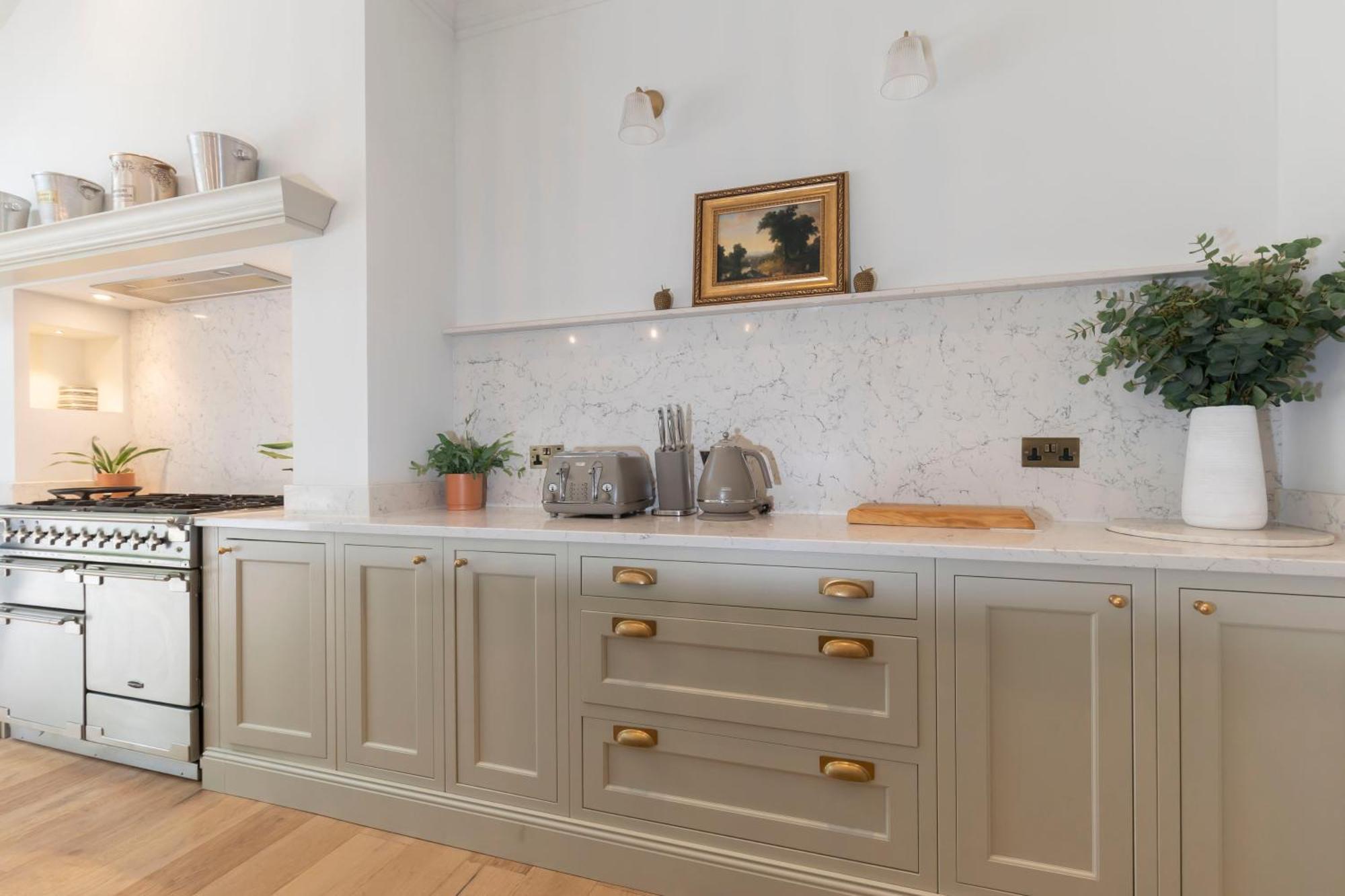 Luxury 6 Bedroom Period With Sauna And Gym *