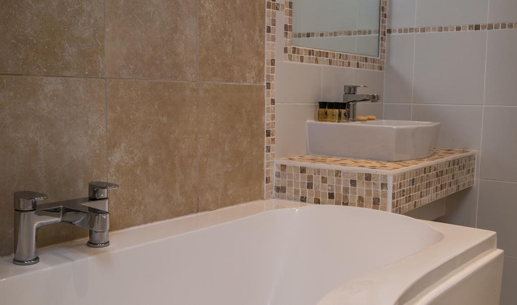 Hotel Clarence Court 4*