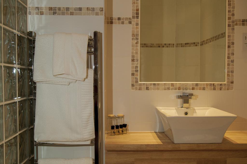 Hotel Clarence Court 4*