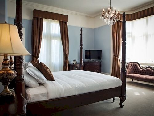 Manor By The Hotel 4*