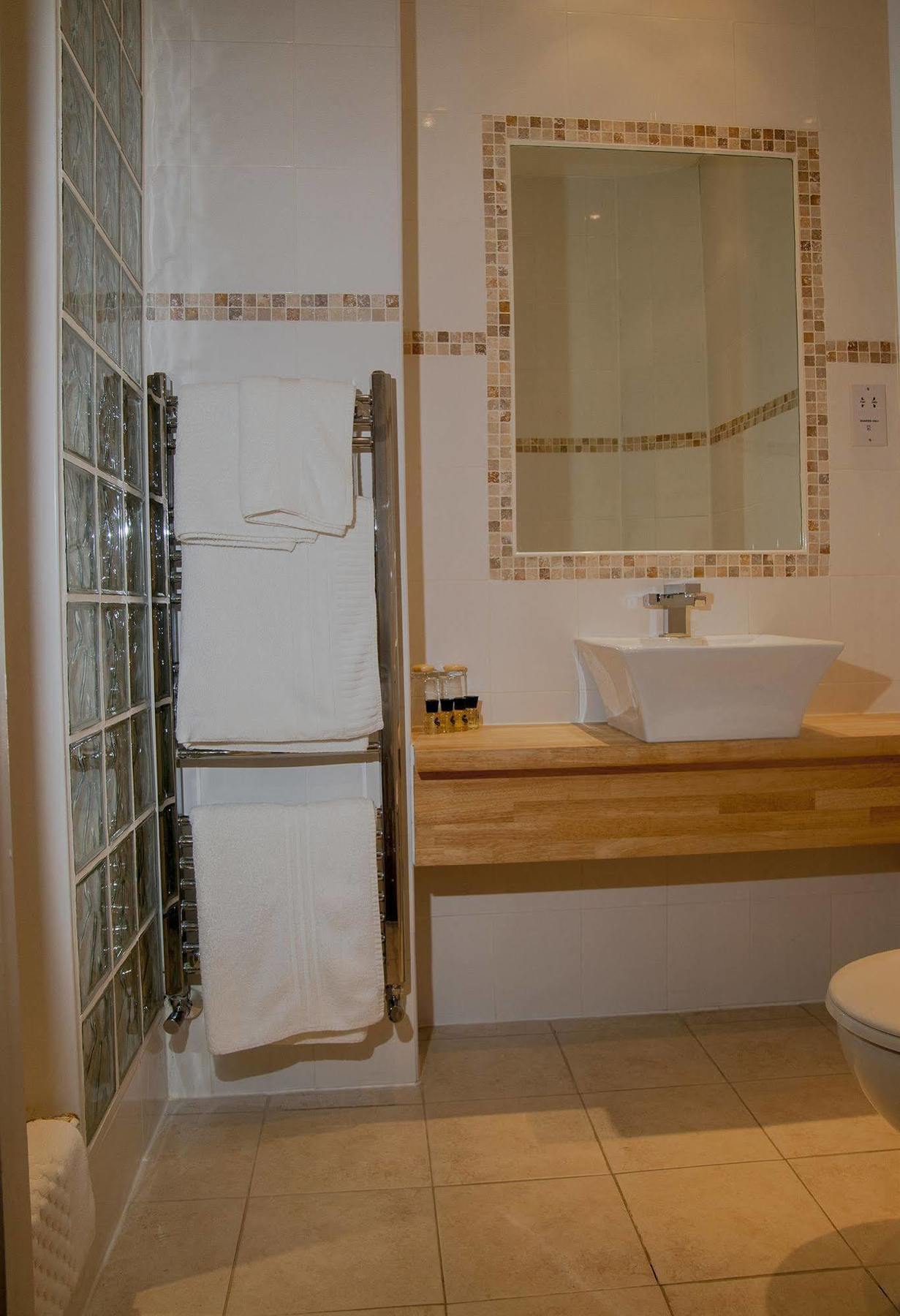 Hotel Clarence Court Cheltenham