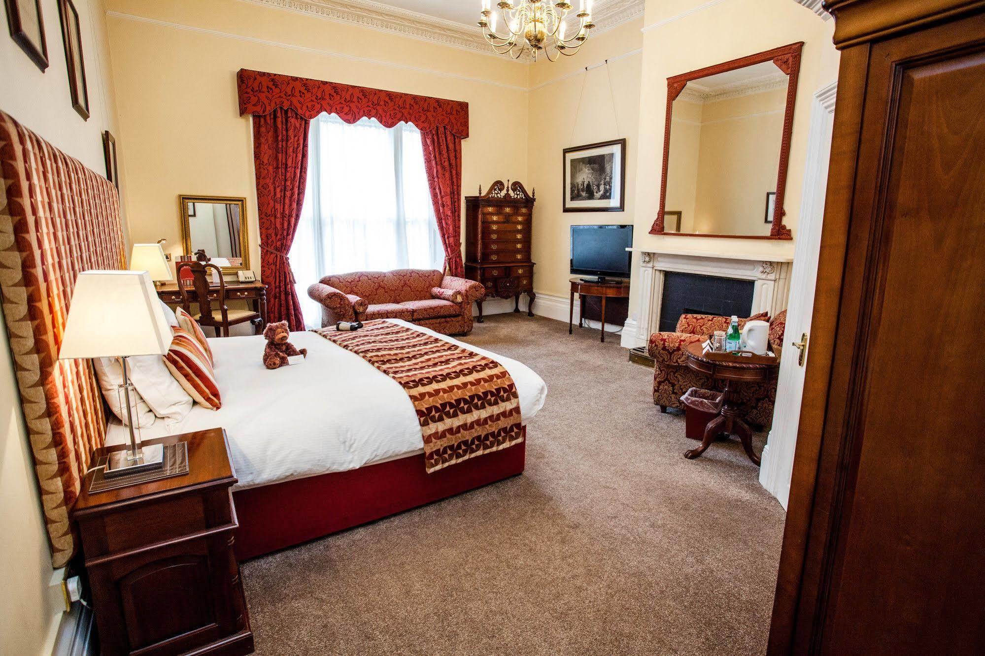 Clarence Court 4*