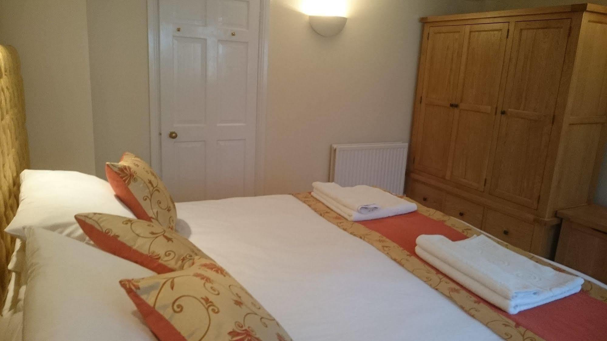 Mayville House 3*