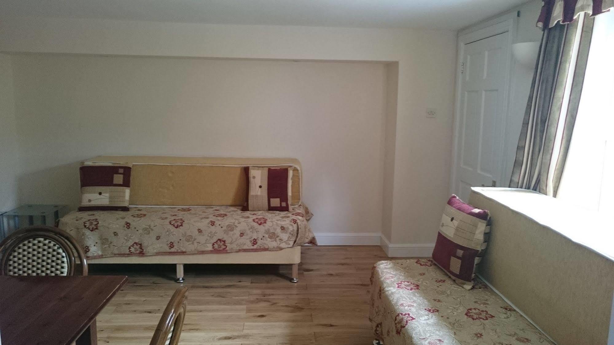 Mayville House Hotel 3*