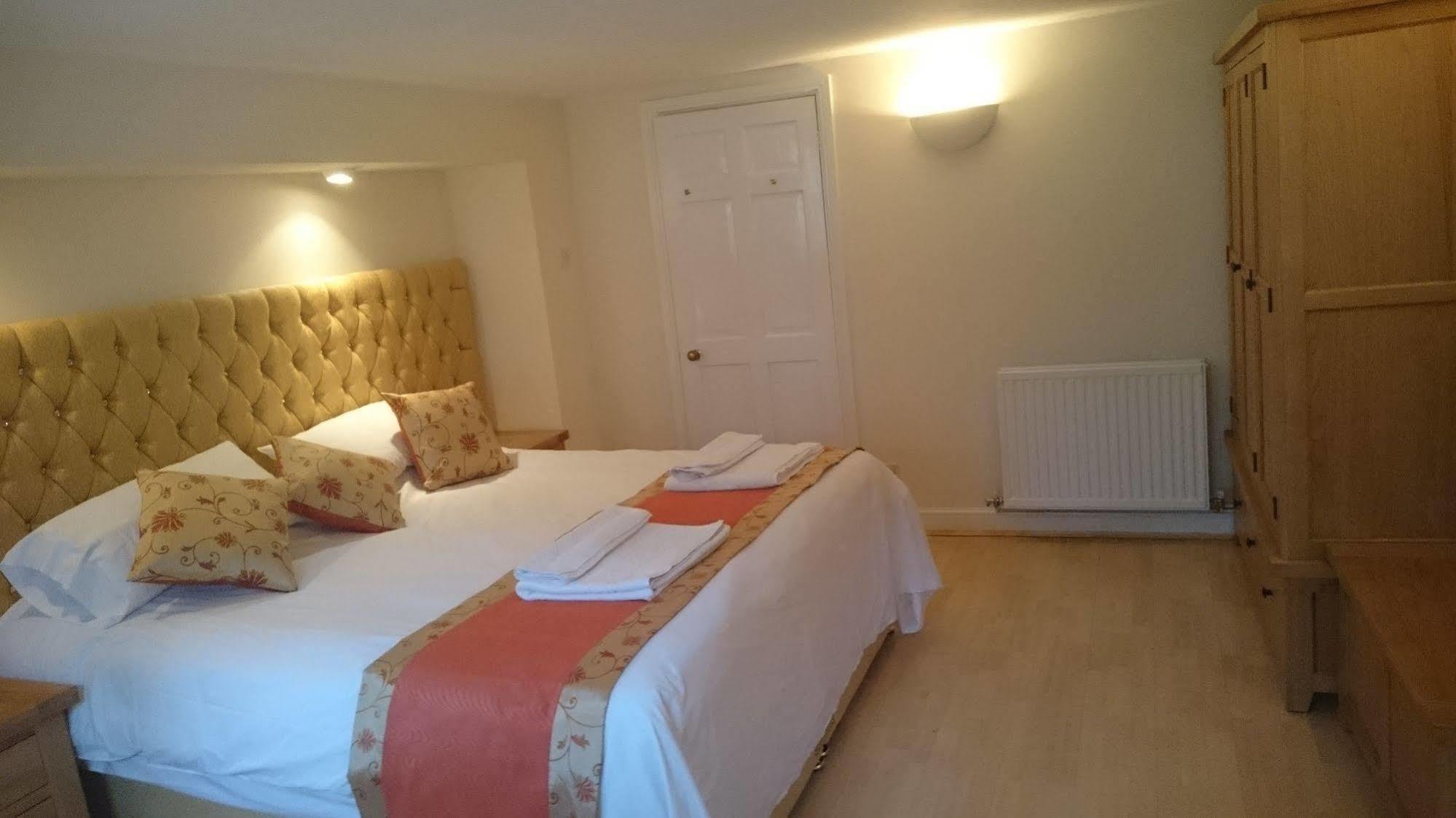 Mayville House 3*