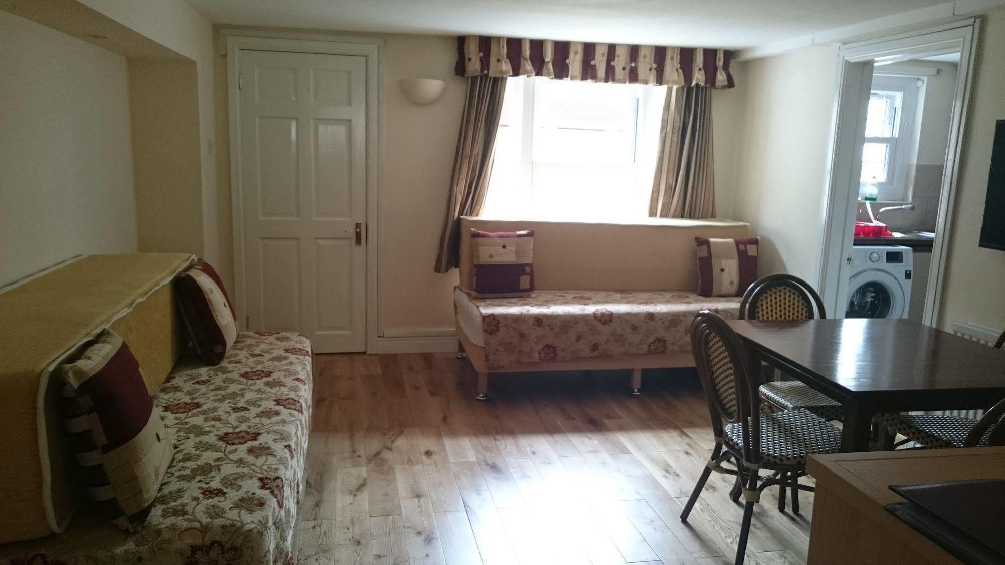 Hotel Mayville House