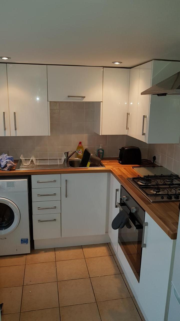 Cheltenham-spacious 2 Bedroom Home-sleeps 6-parking-garden-wifi Holiday home *