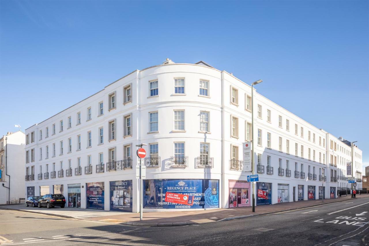 Elliot Oliver - Luxury Three Bedroom Town Centre With Parking *