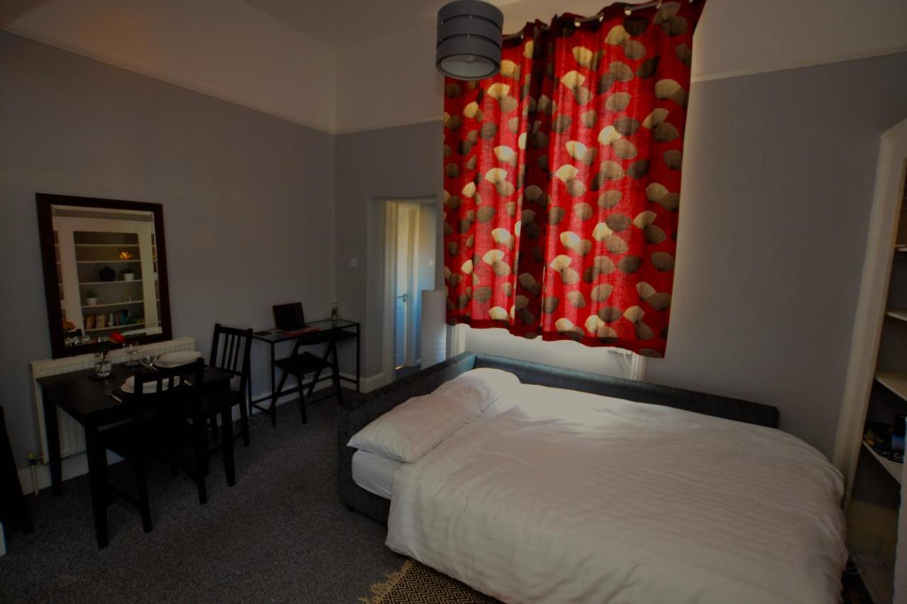 Perfect Location For Racecourse And Town Centre *