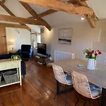 The Cider Barn - Spacious First Floor Apartment Set Within Barn Conversion