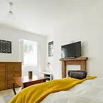 Pittville Studios - By Suitely