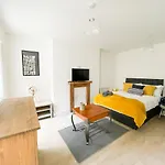 Pittville Studios - By Suitely