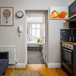 Contemporary Ground Floor Apartment - Town Centre With Parking!