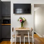 Contemporary Ground Floor Apartment - Town Centre With Parking!