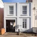 Contemporary Ground Floor Apartment - Town Centre With Parking!