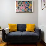 Contemporary Ground Floor Apartment - Town Centre With Parking!