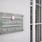Contemporary Ground Floor Apartment - Town Centre With Parking!