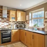 Curb Properties - Gorgeous 3 Bedroom House Close To Town Centre