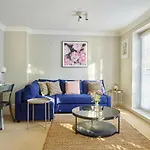 Curb Properties - Gorgeous 3 Bedroom House Close To Town Centre