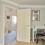 Curb Properties - Gorgeous 3 Bedroom House Close To Town Centre