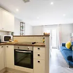 Elliot Oliver - 2 Bedroom Garden Apartment With Parking