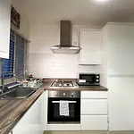 Central Cheltenham House - By Suitely