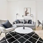 Modern 2 Bedroom Apartment In Central Cheltenham