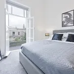Modern 2 Bedroom Apartment In Central Cheltenham