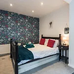 1 Phoenix Cottages, 403 High Street, Cheltenham